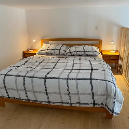 V Lesni アパート